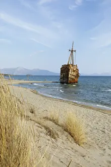 Peloponnese Coastline Drucke: Shipwreck, stranded coaster Dimitrios