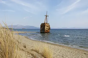 Peloponnese Coastline Drucke: Shipwreck, stranded coaster Dimitrios