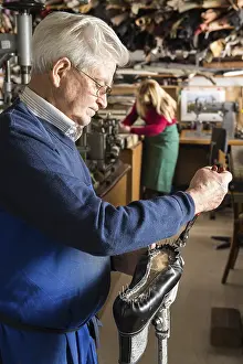 Handcrafted Shoes Europe Drucke: Shoemaker, man pulling nails with pliers out of last