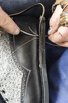 European Handicrafts Drucke: Shoemaker, midsole is pierced with awl and needle with thread are pulled through