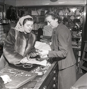 Old Fashioned Clothing Drucke: Shopping in the 1940s