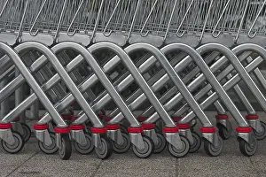 Red Shopping Cart Drucke: Shopping carts waiting for using