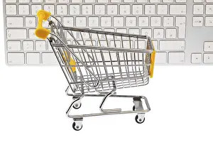 Ein Einkaufswagen und eine Computer-Tastatur.