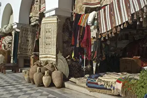 Drucke von Läden im Touristenbazar, Souk, von Tripolis, Tripoli, Libyen Tripolis Drucke: Läden im Touristenbazar, Souk.