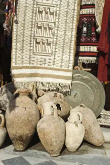 Tripoli Souk Drucke: Shops in the tourist bazaar, souk
