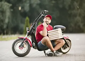 Delivery Man Drucke: Full shot delivery guy thinking