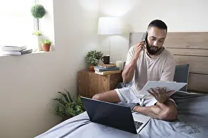 Entrepreneurial Mindset Drucke: Full shot man working bed