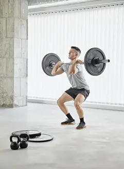 Fitness Exercise Drucke: Full shot man working out with weights