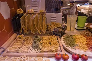Italian Pasta Drucke: Showcase with different kinds of pasta