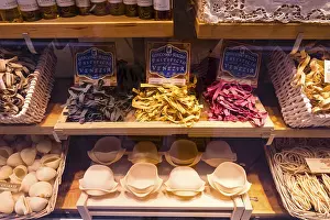 Italian Pasta Drucke: Showcase with different kinds of pasta