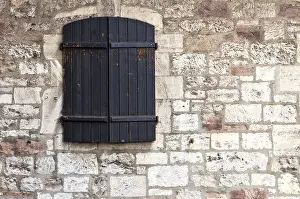 Abandoned Castle Walls Drucke: Shuttered window in a castle wall