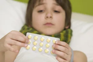 Childhood Disease Symptoms Drucke: Sick boy taking tablets