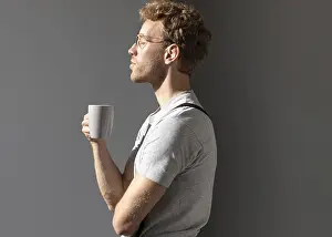 Man Drinking Coffee Drucke: Sideways man drinking his coffee