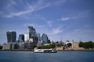 London Skyline Drucke: Sightseeing boat on River Thames