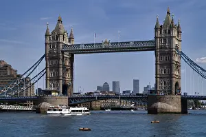 Historic City Centre UK Drucke: Sightseeing boat on Thames, Tower Bridge