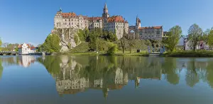 Prestigious Buildings In Europe Drucke: Sigmaringen Castle with reflection in the river Danube