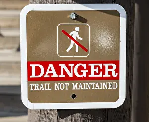 Yellowstone National Park Reserve Drucke: Sign Danger, Trail not maintained