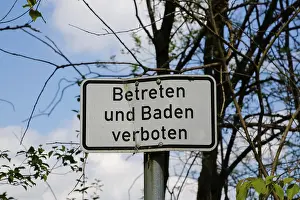 Environmental Protection Europe Drucke: Sign entry and bathing prohibited