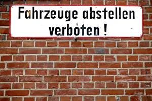 Unterschrift Drucke: Signale keine Parkplätze an einem Ziegelmauer.