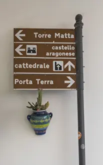 Drucke von Schilder zu Sehenswürdigkeiten, Altstadtzentrum von Otranto, Apulien, Italien Otranto Drucke: Schilder zu Sehenswürdigkeiten