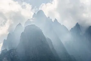 Corsica Mountain Range Drucke: Silhouette, cliffs in clouds, Col de Bavella