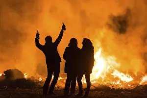 German Federal Republic Traditions Drucke: Silhouettes of three people at an Easter fire