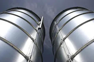 Empty Farm Field Scenery Drucke: Silos