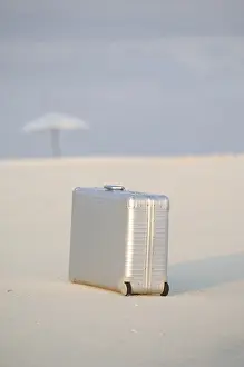 Indian Ocean Holiday Resort Drucke: Silver suitcase on the beach, Diffushi Island