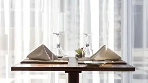 Simple Table Setting Drucke: A simple and beautifully arranged table for two