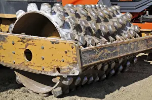 Empty Construction Area Drucke: Single drum roller, roller, steam roller on construction site