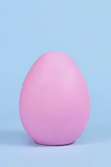 Pastel Colorful Decoration Drucke: Single pink easter egg on blue background