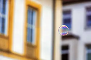Drucke von Ein einzelnes Seifenblasen schwebt über der Stadtmitte, Bielefeld, Deutschland Bielefeld Drucke: Ein einzelnes Seifenblasen in der Innenstadt von Bielefeld, Deutschland