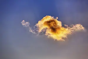 Blue Evening Sky Germany Drucke: Single source cloud, illuminated by the evening sun