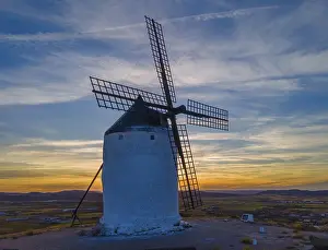 Windmill At Sunset Drucke: Single windmill against a dramatic sunset
