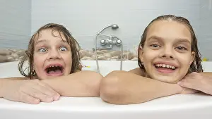 Cleanliness For Kids Drucke: Two sisters bathe in the bath and make fun faces