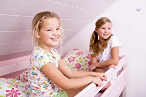 Childhood Friendship Moments Drucke: Two sisters in bed, getting up