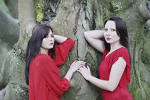 Caucasian Ethnicity Female Models Drucke: Two sisters in front of an old tree