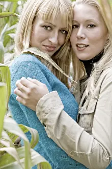 Female Friendship Drucke: Two sisters in a park having fun