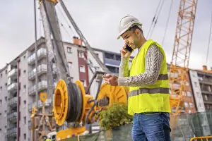 Professional Communication Skills Drucke: Site manager and technical engineer observing the city construction site
