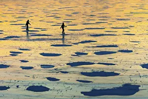 Northern Germany Scenes Drucke: Skating on the ice of the Dummer in winter at sunset