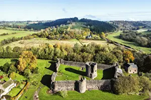 Drucke von Schloss Skenfrith aus der Luft, Monmouthshire, Wales, England, Vereinigtes Königreich Verwandte Bilder Drucke: Schloss Skenfrith aus der Vogelperspektive, Grafschaft Monmouthshire.