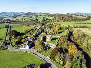 Drucke von Schloss Skenfrith aus der Vogelperspektive, Monmouthshire, Wales, England, Vereinigtes Königreich Verwandte Bilder Drucke: Skenfrith Castle aus der Vogelperspektive, Monmouthshire.