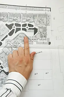 Drucke von Entwurfsplan der Baukonstruktion. Zwei Hände des Architekten Architektonische Skizzen Drucke: Entwurfsplan der Bauausführung