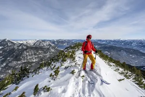 Simetsberg Summit Drucke: Ski tourer at the summit of Simetsberg