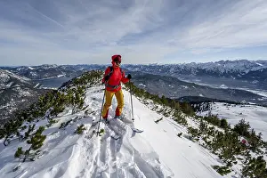 Simetsberg Summit Drucke: Ski tourer at the summit of Simetsberg