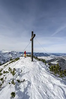 Simetsberg Summit Drucke: Ski tourer at the summit of the Simetsberg with summit cross