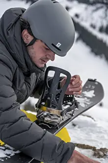 Winter Sports Activity Drucke: Ski tourers, man assembles his splitboard