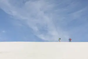 Winter Exploration Drucke: Two ski tourers traverse a pristine