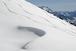Drucke von Skipisten auf Hängen, s-förmiges Driftmuster im Vordergrund, Wilder Kaiser Range, Tirol, Österreich, Europa Verwandte Bilder Drucke: Skispuren auf Hängen, s-förmiges Driftmuster im Vordergrund.