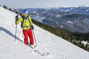 Bavarian Prealps Landscape Drucke: Skiers skiing down the Simetsberg